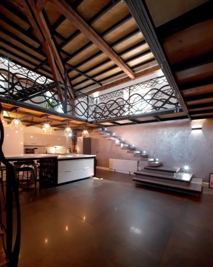 Loft sous une charpente métallique et bois