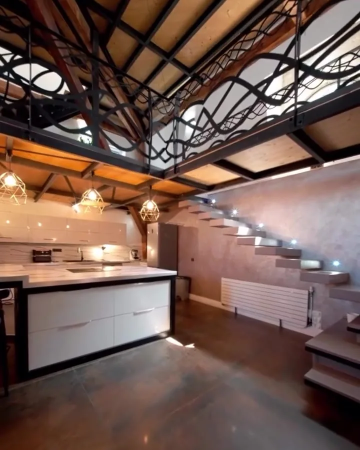 Mezzanine d'un loft sous charpente