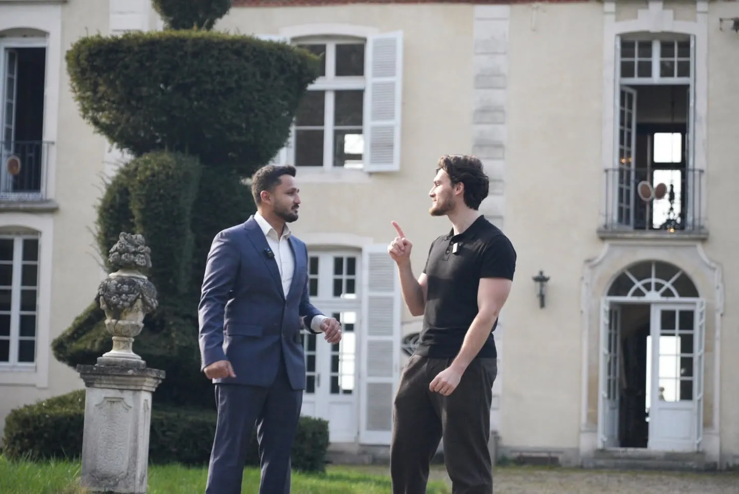 Shawez Ali en discussion devant une demeure de caractère