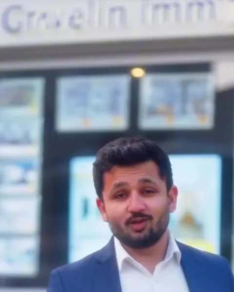 Shawez Ali devant l'agence GRAVELIN IMMO, à Dijon